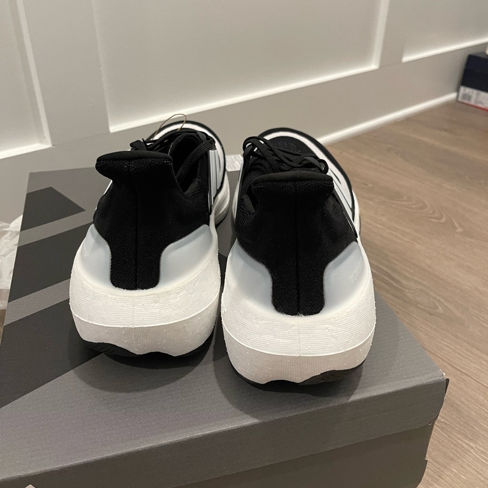 🔥ADIDAS ULTRABOOST🔥 - Picture 5 of 6